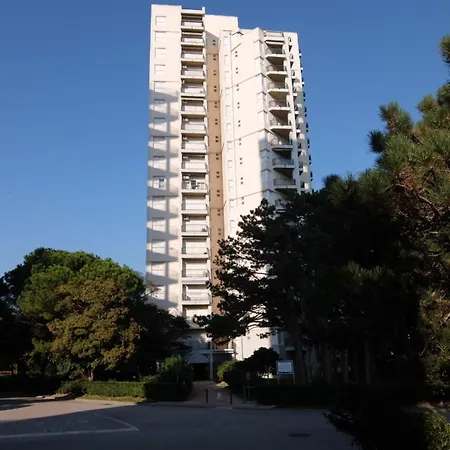Daire 3-bedroom Beachfront In The Pineta Area *