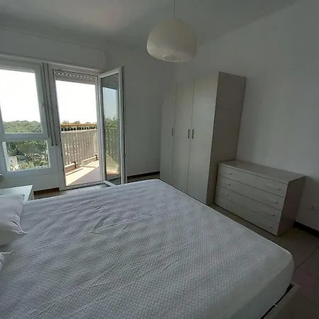 Daire 3-bedroom Beachfront In The Pineta Area Lignano Sabbiadoro