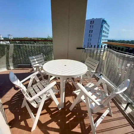 Daire 3-bedroom Beachfront In The Pineta Area *